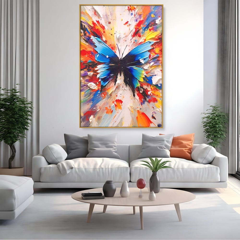 Tablou canvas cu tablou canvas cu fluture albastru, in rama de aluminiu auriu, pe perete intr-un living